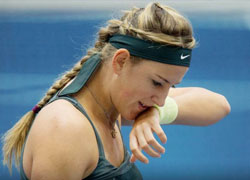 Азаренко проиграла в первом круге на турнире в Брисбене