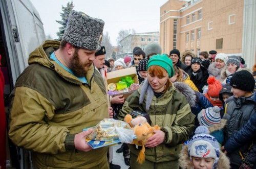 Подарки от российских детей в Стаханове испортили давка, наглость и неуважение (фото)