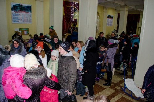 Подарки от российских детей в Стаханове испортили давка, наглость и неуважение (фото)