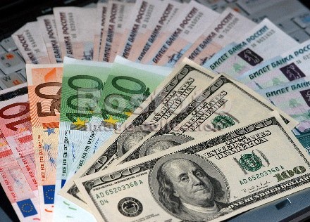 В столичных обменниках подешевели доллар и евро