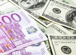 Евро достиг 76 российских рублей, доллар - 64