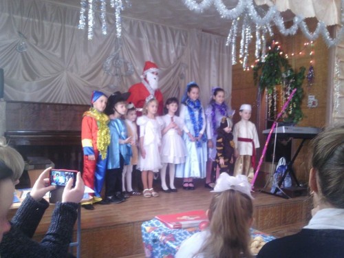 В Станице Луганской дети и военные позравили друг друга с новогодними праздниками