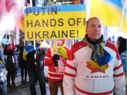 Российскую хоккейную команду в Канаде встретили антипутинскими лозунгами
