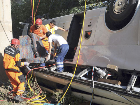 В Таджикистане автобус сорвался в реку, погибли 11 пассажиров