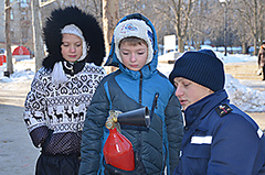 В Рождество николаевские спасатели в центре города учили детей тушить пожар