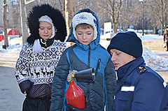 В Рождество николаевские спасатели в центре города учили детей тушить пожар