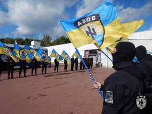 Полк «Азов» установил напротив позиций террористов ураинский флаг (видео)