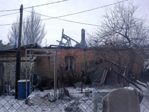 В результате обстрелов боевиков пострадал еще один жилой дом в Донецке (фото)