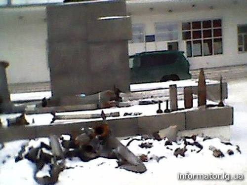 Фотофакт: первомайские «казаки» устроили в городе выставку осколков снарядов