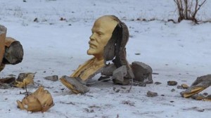 «Ленинопад» в снегопад. В Харьковской области снесли еще один памятник Ленину