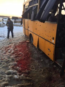 Под Волновахой боевики попали снарядом в пассажирский автобус. 10 человек погибло, 13 ранены