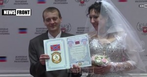 Свадьба «ополченцев»: «Кукла» вышла замуж за «БМВ» (видео)