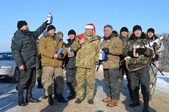 Губернатор Луганщины Москаль в качестве Деда Мороза проехался по передовым блокпостам украинских войск