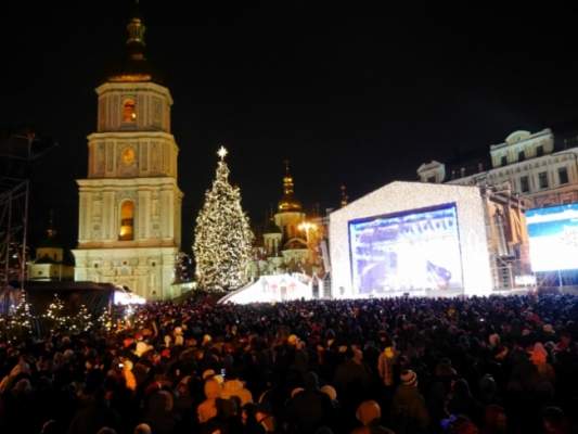 40 тыс. киевлян и гостей столицы встретили Новый год на Софийской площади (фото)