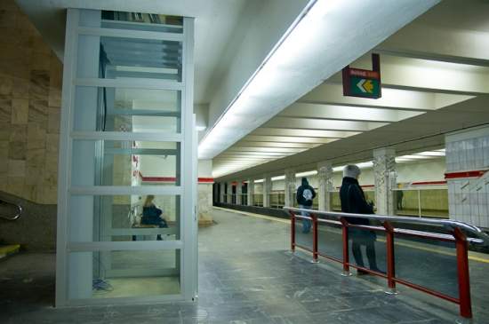 На станции метро «Первомайская» монтируют лифты