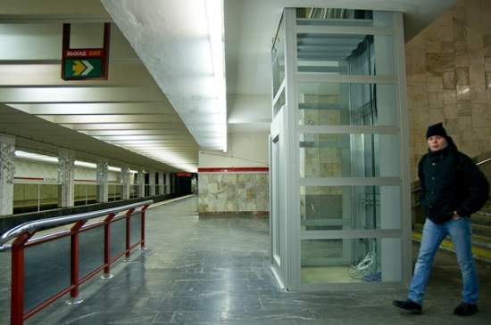 На станции метро «Первомайская» монтируют лифты