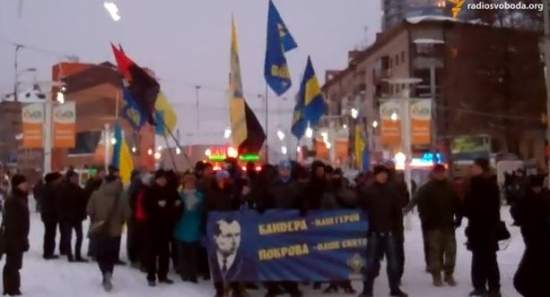 В Днепропетровске несколько сотен человек участвовали в шествии в честь Бандеры