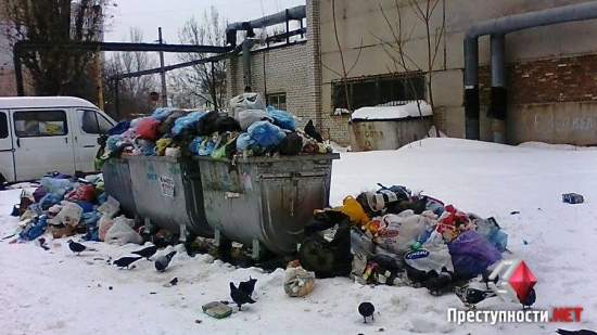 В центре Николаева во дворах скапливаются горы отходов – мусор до сих пор не вывезли