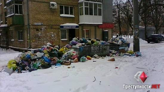 В центре Николаева во дворах скапливаются горы отходов – мусор до сих пор не вывезли