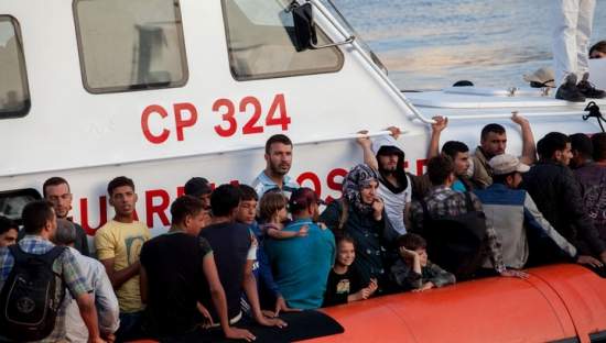 У берегов Италии взято на буксир грузовое судно с более 450 нелегальными иммигрантами