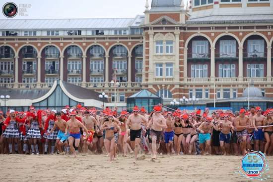 10 000 голландцев в Новый год искупались в море (Фото)