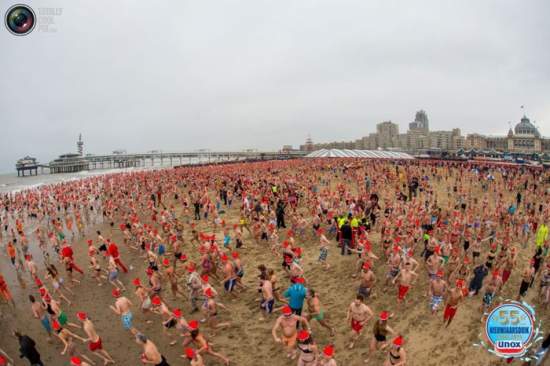 10 000 голландцев в Новый год искупались в море (Фото)