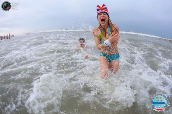 10 000 голландцев в Новый год искупались в море (Фото)