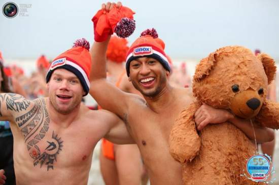 10 000 голландцев в Новый год искупались в море (Фото)