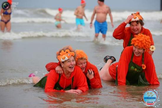 10 000 голландцев в Новый год искупались в море (Фото)