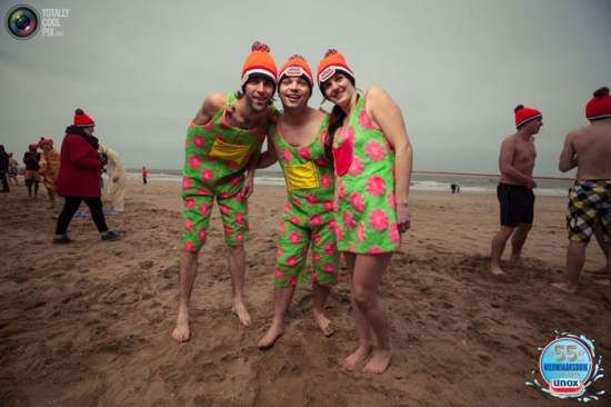 10 000 голландцев в Новый год искупались в море (Фото)