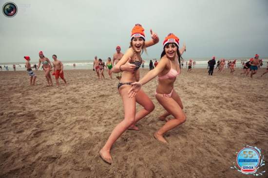 10 000 голландцев в Новый год искупались в море (Фото)