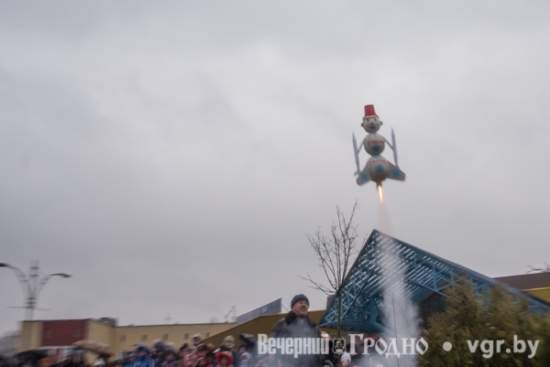 Новогодние ракеты над Гродно: лошадь потеряла голову, а елка пикировала в толпу