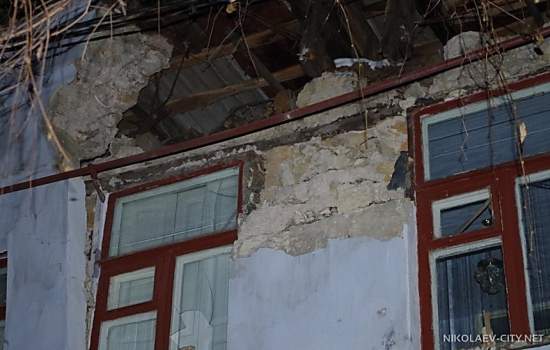 В Николаеве в жилом доме из-за навалившегося снега рухнула крыша
