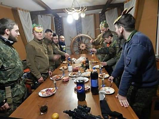 Новый год в зоне АТО: снеговики с автоматами, украшенные патронами елки и «Дед Москаль»