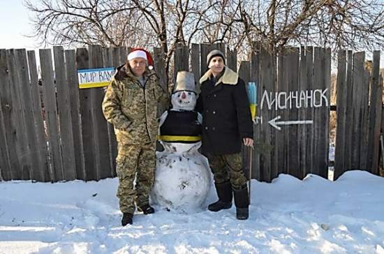 Новый год в зоне АТО: снеговики с автоматами, украшенные патронами елки и «Дед Москаль»