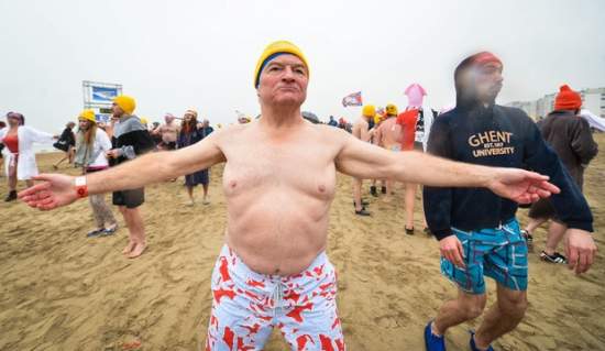 Фотофакт: Новогоднее купание бельгийцев в Северном море