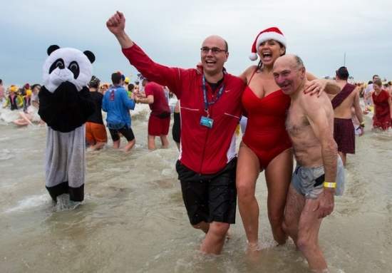Фотофакт: Новогоднее купание бельгийцев в Северном море