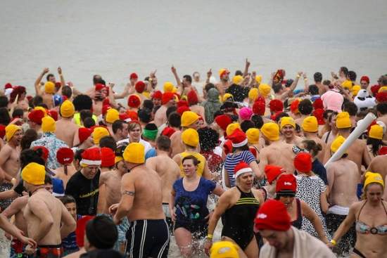 Фотофакт: Новогоднее купание бельгийцев в Северном море