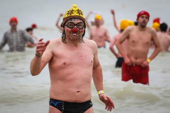 Фотофакт: Новогоднее купание бельгийцев в Северном море