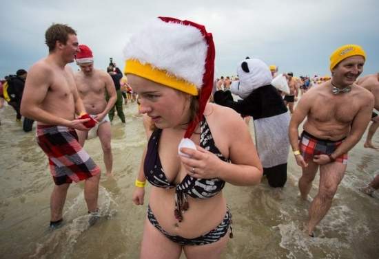 Фотофакт: Новогоднее купание бельгийцев в Северном море