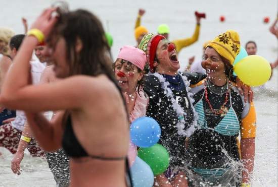 Фотофакт: Новогоднее купание бельгийцев в Северном море