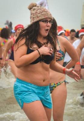 Фотофакт: Новогоднее купание бельгийцев в Северном море