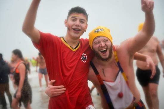 Фотофакт: Новогоднее купание бельгийцев в Северном море