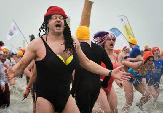Фотофакт: Новогоднее купание бельгийцев в Северном море