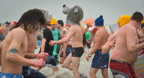 Фотофакт: Новогоднее купание бельгийцев в Северном море