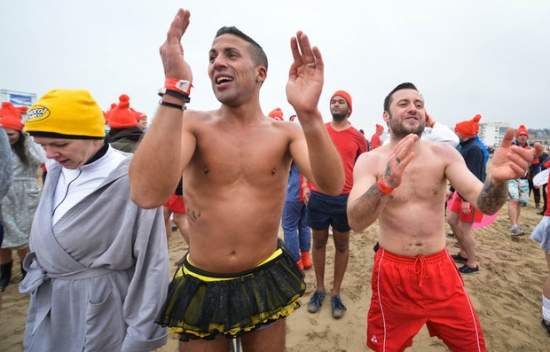 Фотофакт: Новогоднее купание бельгийцев в Северном море