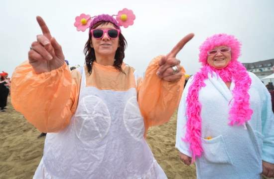 Фотофакт: Новогоднее купание бельгийцев в Северном море