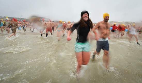Фотофакт: Новогоднее купание бельгийцев в Северном море