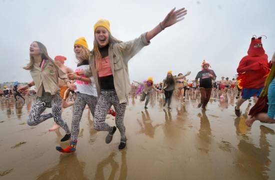 Фотофакт: Новогоднее купание бельгийцев в Северном море