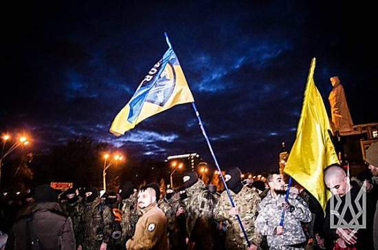 В зону АТО, после двухнедельного отпуска, отправились 200 бойцов батальона «Азов»